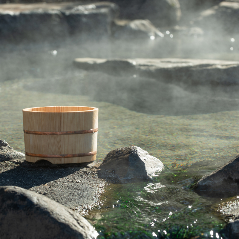 温泉に木製の桶が置かれている様子