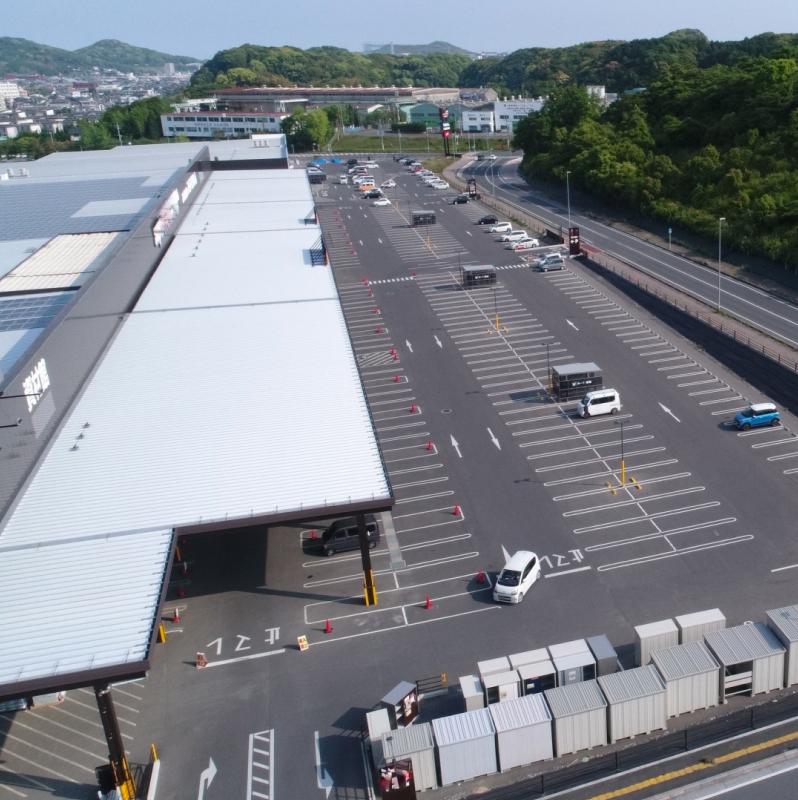 商業施設と駐車場を上空から撮影した様子