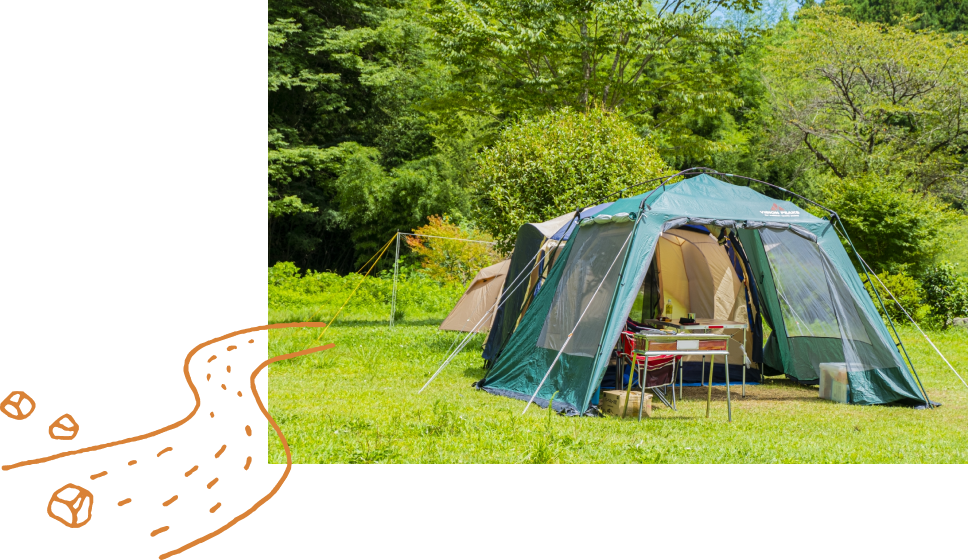 緑豊かな木々を背景にテントを張っている様子